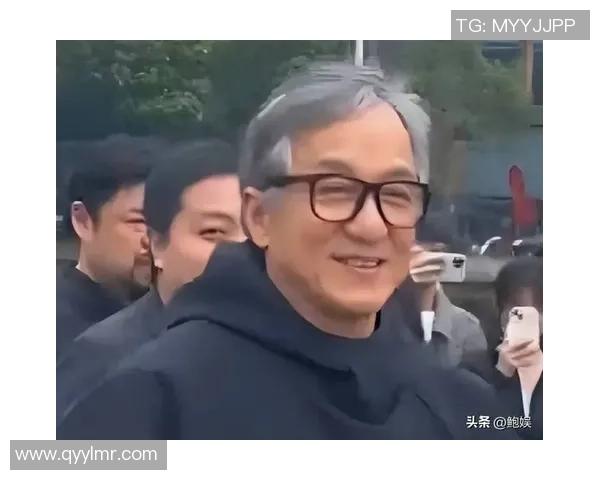 足球明星与成龙的精彩对决视频引发热议，球场与银幕的完美碰撞